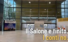 Atrio del Salone del Camper 2026 a Parma a fiera finita, con il cartello Arrivederci al 2027. Testo: Il Salone &egrave; finito. I conti no.