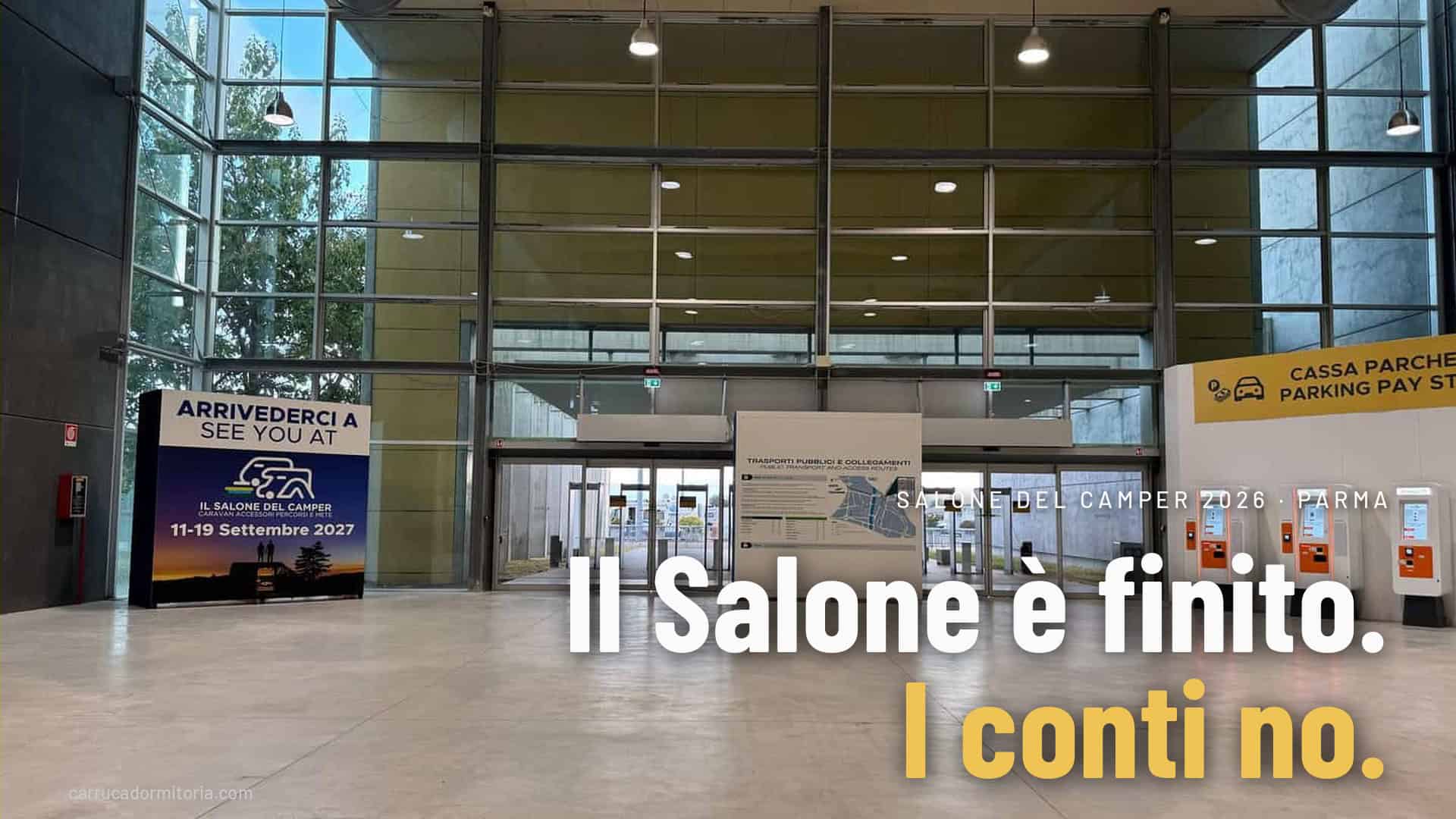Atrio del Salone del Camper 2026 a Parma a fiera finita, con il cartello Arrivederci al 2027. Testo: Il Salone &egrave; finito. I conti no.