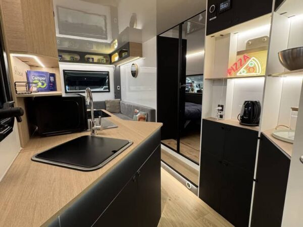 Cucina della Beauer X6 con lavello, pensili e frigo