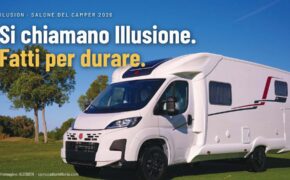 Camper ILUSION XMK su un prato, immagine ILUSION. Testo: Si chiamano Illusione. Fatti per durare.