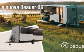 Caravan Beauer X6 aperta sul lago e chiusa nel riquadro, immagine Beauer. Testo: La nuova Beauer X6. Si allarga in sosta. L&rsquo;idea ha 50 anni.