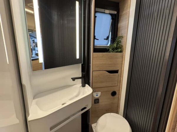 Bagno del Knaus SKY TI VW con lavabo, specchio illuminato, WC e finestra