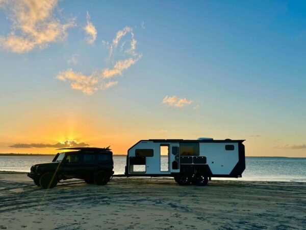 Profilo della Bruder ADX-21 trainata sulla spiaggia al tramonto