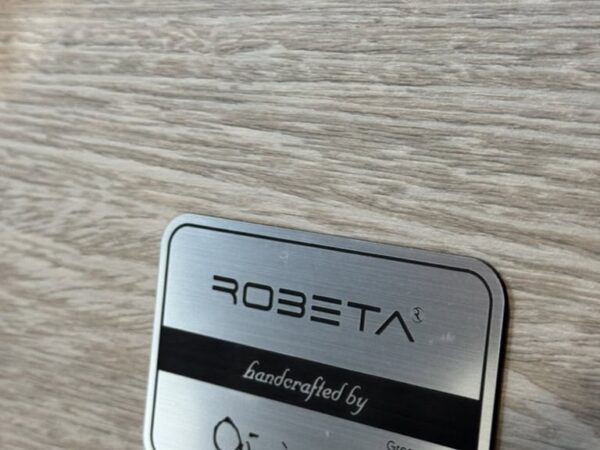 Targhetta Robeta &ldquo;handcrafted by&rdquo; con la firma, sul mobile in legno del Robeta Apollo