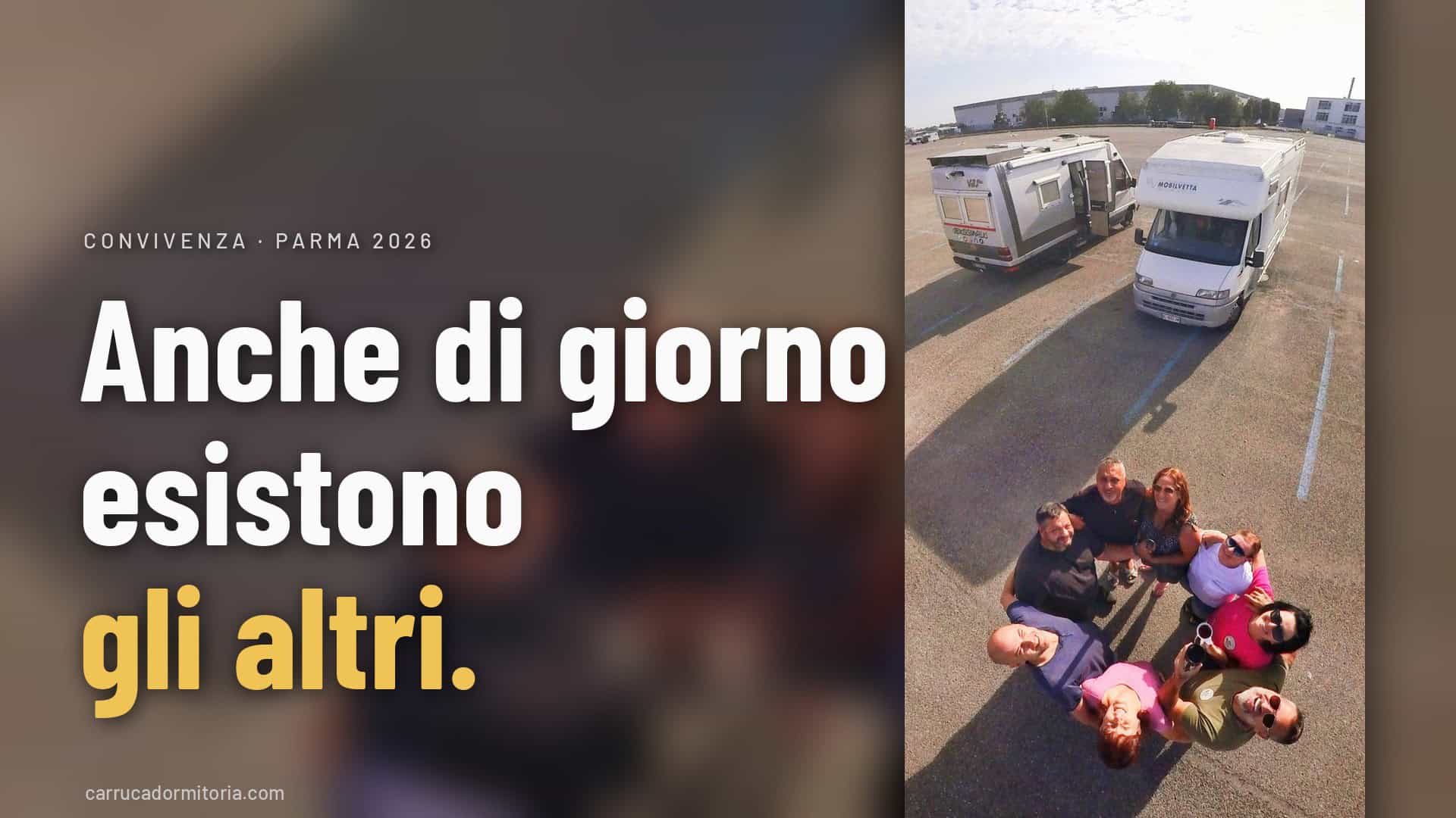 Gruppo di camperisti in cerchio nel parcheggio del Salone del Camper 2026 a Parma, ripreso dall&rsquo;alto con i camper dietro. Testo: Anche di giorno esistono gli altri.