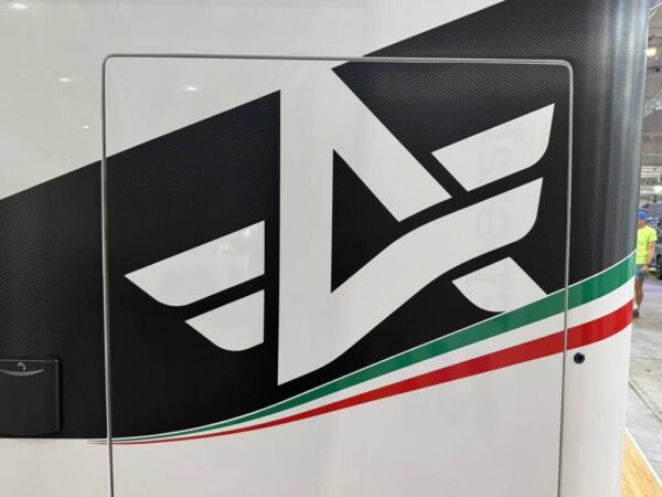 Dettaglio del logo Atlantis con la A stilizzata e la striscia tricolore sul portellone posteriore del Carbon 4x4