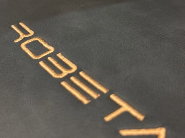 Ricamo Robeta arancione sul rivestimento nero del sedile del Robeta Apollo