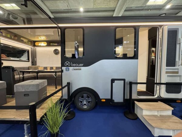 Beauer X6 aperta allo stand del Salone del Camper 2026, con i moduli estesi e la terrazza