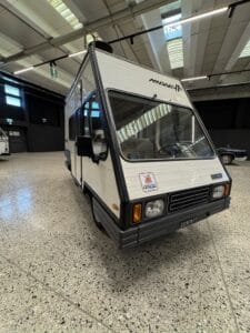 Arca Mascotte originale dei primi anni Ottanta su base Fiat 900, visto di tre quarti, con la firma Mascotte sulla fiancata