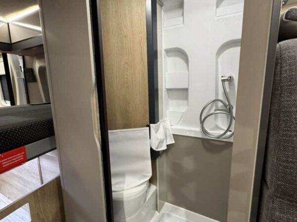 Bagno dell&rsquo;Arca Mascotte 2027 con la parete girevole che separa la doccia