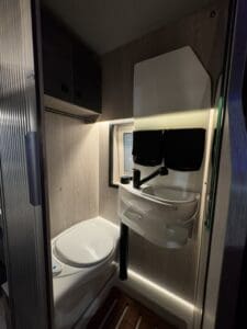 Bagno del Robeta Apollo con lavabo girevole, WC e finestra