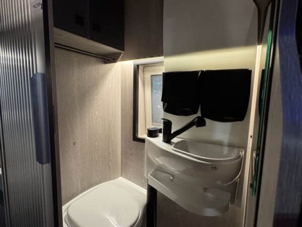 Bagno del Robeta Apollo con lavabo girevole, WC e finestra