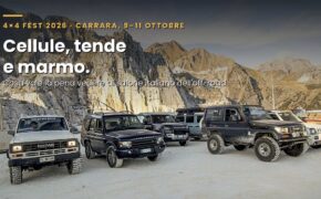 Fuoristrada in colonna in una cava di marmo di Carrara durante il Tour Cave del 4x4 Fest, con il titolo "Cellule, tende e marmo"