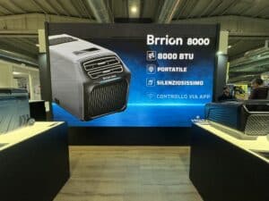 Stand VIESA al Salone del Camper 2026 con lo schermo del Brrion 8000: 8000 BTU, portatile, silenziosissimo, controllo via app