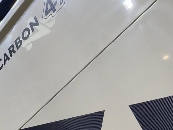 Dettaglio della scritta Carbon 4x4 sulla fiancata bianca dell’Atlantis, sopra il logo con la A
