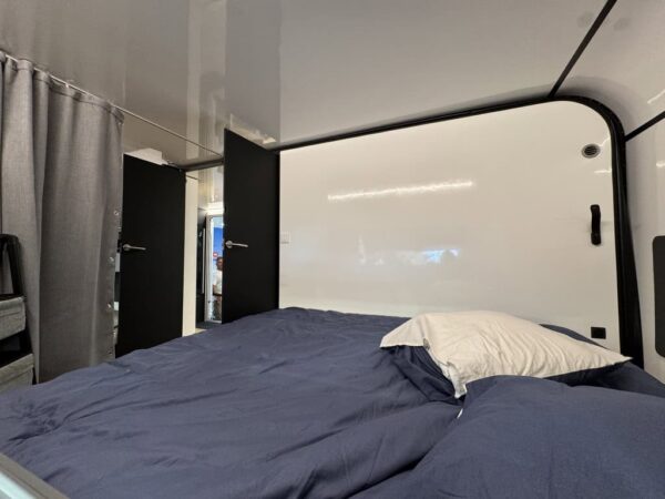 Camera matrimoniale della Beauer X6 con il letto e le tende