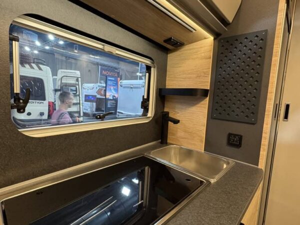 Blocco cucina del Knaus SKY TI VW con lavello, piano e finestra