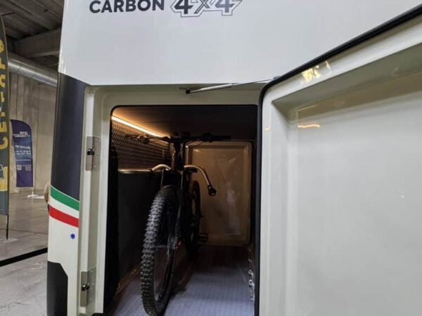 Portellone posteriore aperto dell’Atlantis Carbon 4x4, con una bicicletta nel garage