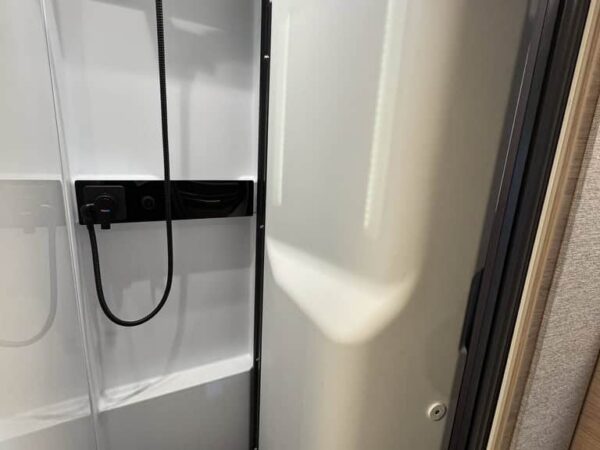 Doccia del Knaus SKY TI VW con la parete girevole chiusa
