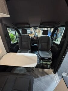 Cabina del Westfalia James Cook con i sedili girati verso la panca e il tavolo