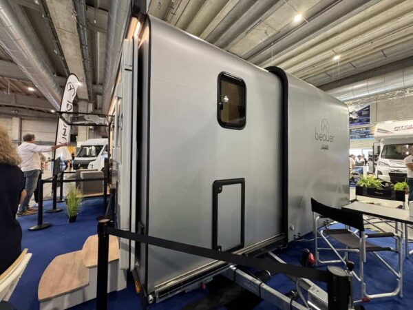 Il modulo laterale della Beauer X6 estratto, visto dal fianco, allo stand
