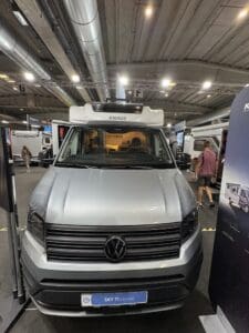 Frontale del Knaus SKY TI VW 650 MEG su Volkswagen Crafter allo stand Knaus del Salone del Camper 2026