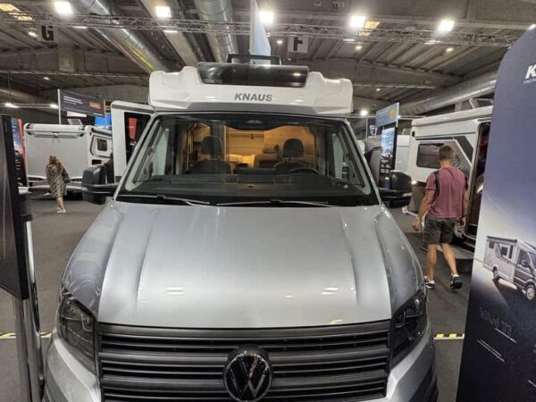 Frontale del Knaus SKY TI VW 650 MEG su Volkswagen Crafter allo stand Knaus del Salone del Camper 2026