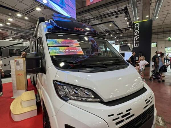 Frontale dell&rsquo;Arca Mascotte 2027 allo stand Arca del Salone del Camper 2026, con il cartello Novit&agrave; 2027
