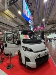 Arca Mascotte 2027, van su Ducato, allo stand Arca del Salone del Camper 2026 con il cartello Novit&agrave; 2027 sul parabrezza