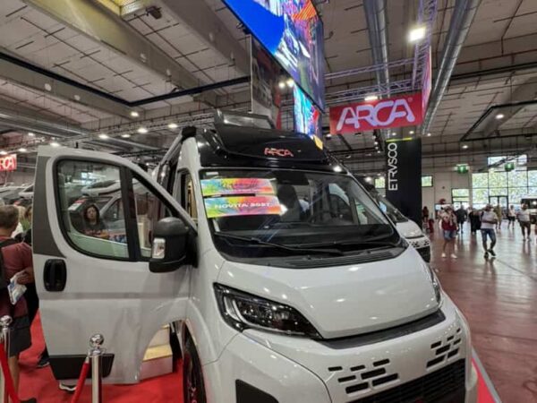 Arca Mascotte 2027, van su Ducato, allo stand Arca del Salone del Camper 2026 con il cartello Novit&agrave; 2027 sul parabrezza
