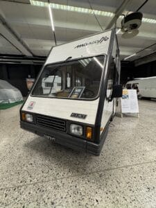 Frontale dell&rsquo;Arca Mascotte originale con il muso Fiat 900 e il nome Mascotte sopra il parabrezza