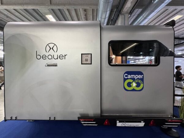 Retro della Beauer X6 chiusa allo stand, con il logo Beauer