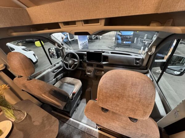 Cabina del Knaus SKY TI VW con i sedili girati verso la dinette e il cruscotto Crafter