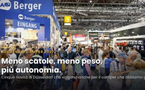 Padiglione 3 del Caravan Salon D&uuml;sseldorf 2026, quello delle novit&agrave; tra gli accessori camper: lo stand Dometic e il pubblico tra gli stand, con il titolo "Meno scatole, meno peso, pi&ugrave; autonomia"