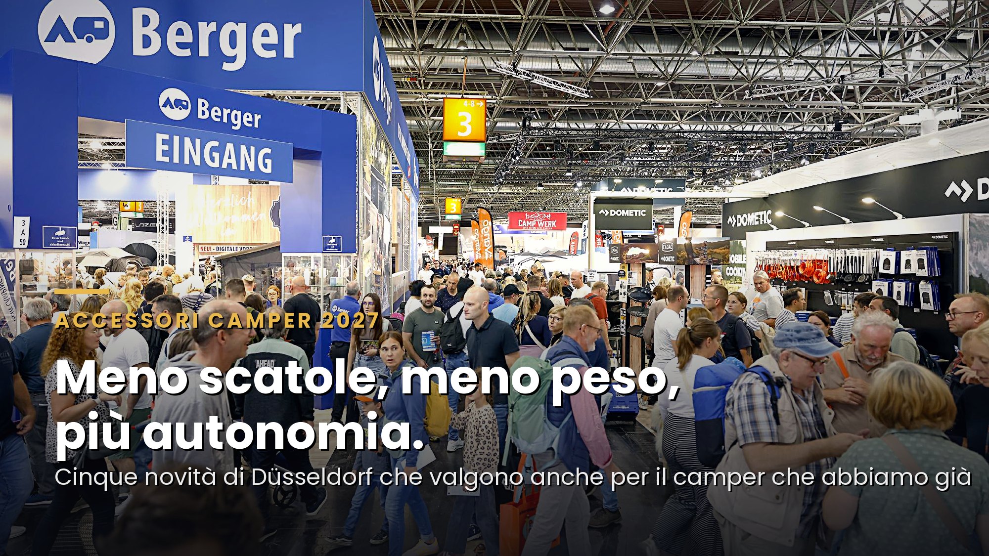 Padiglione 3 del Caravan Salon Düsseldorf 2026, quello delle novità tra gli accessori camper: lo stand Dometic e il pubblico tra gli stand, con il titolo "Meno scatole, meno peso, più autonomia"