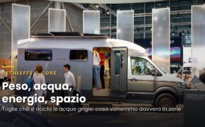 Il concept Dethleffs c.core sullo stand del Caravan Salon 2026, con la porta aperta e i pannelli solari sul tetto, e il titolo "Peso, acqua, energia, spazio"