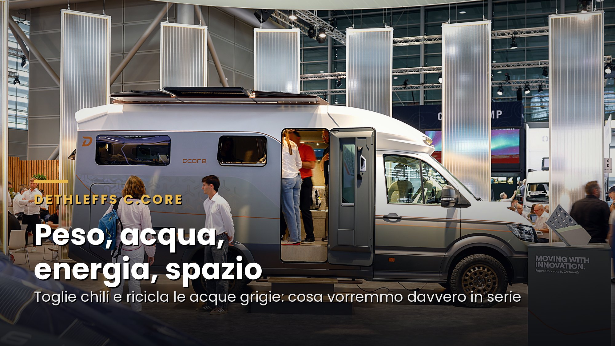 Il concept Dethleffs c.core sullo stand del Caravan Salon 2026, con la porta aperta e i pannelli solari sul tetto, e il titolo "Peso, acqua, energia, spazio"