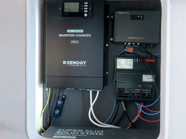 Il vano con l'inverter-caricatore e la distribuzione elettrica del c.core