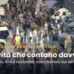 Padiglione del Caravan Salon Düsseldorf 2026 affollato di visitatori tra camper e van, con il titolo "Le novità che contano davvero"