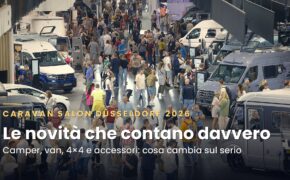 Padiglione del Caravan Salon D&uuml;sseldorf 2026 affollato di visitatori tra camper e van, con il titolo "Le novit&agrave; che contano davvero"