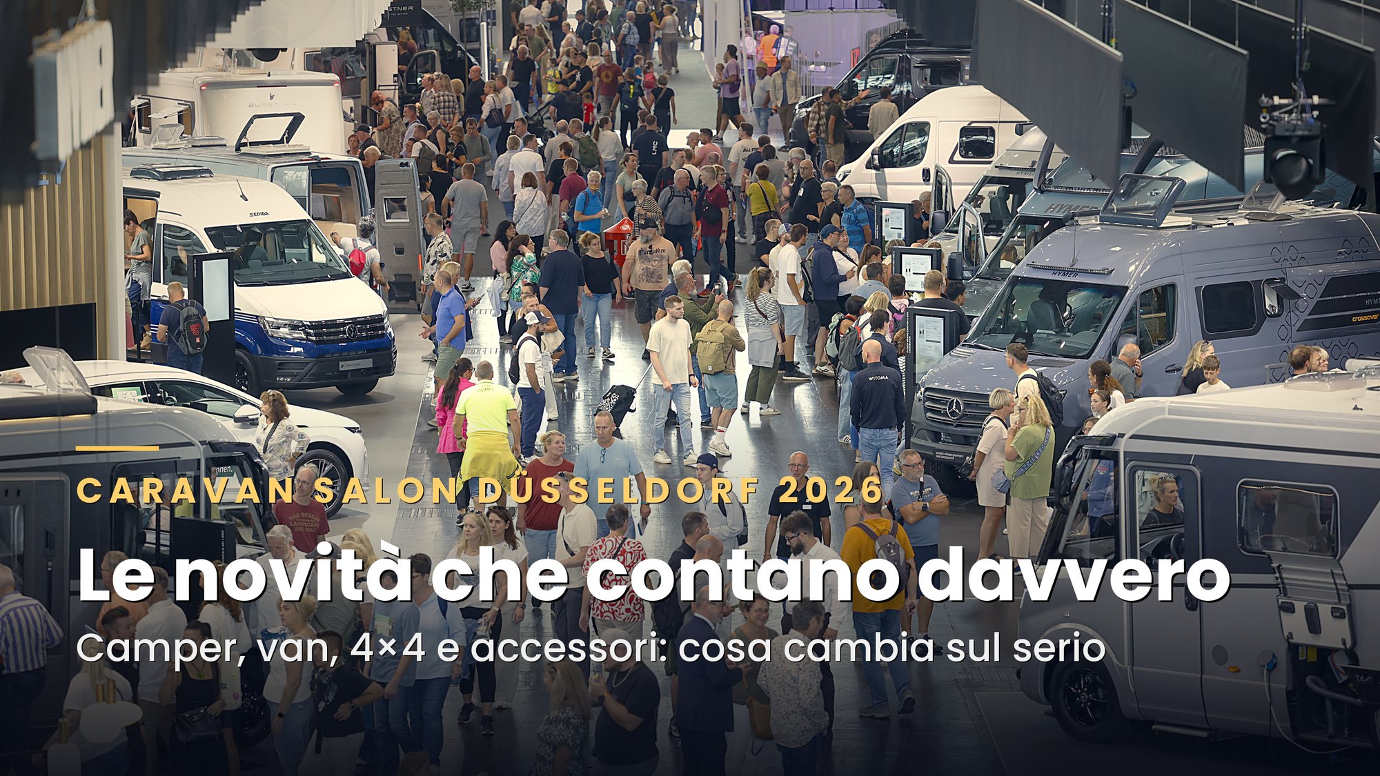 Padiglione del Caravan Salon Düsseldorf 2026 affollato di visitatori tra camper e van, con il titolo "Le novità che contano davvero"