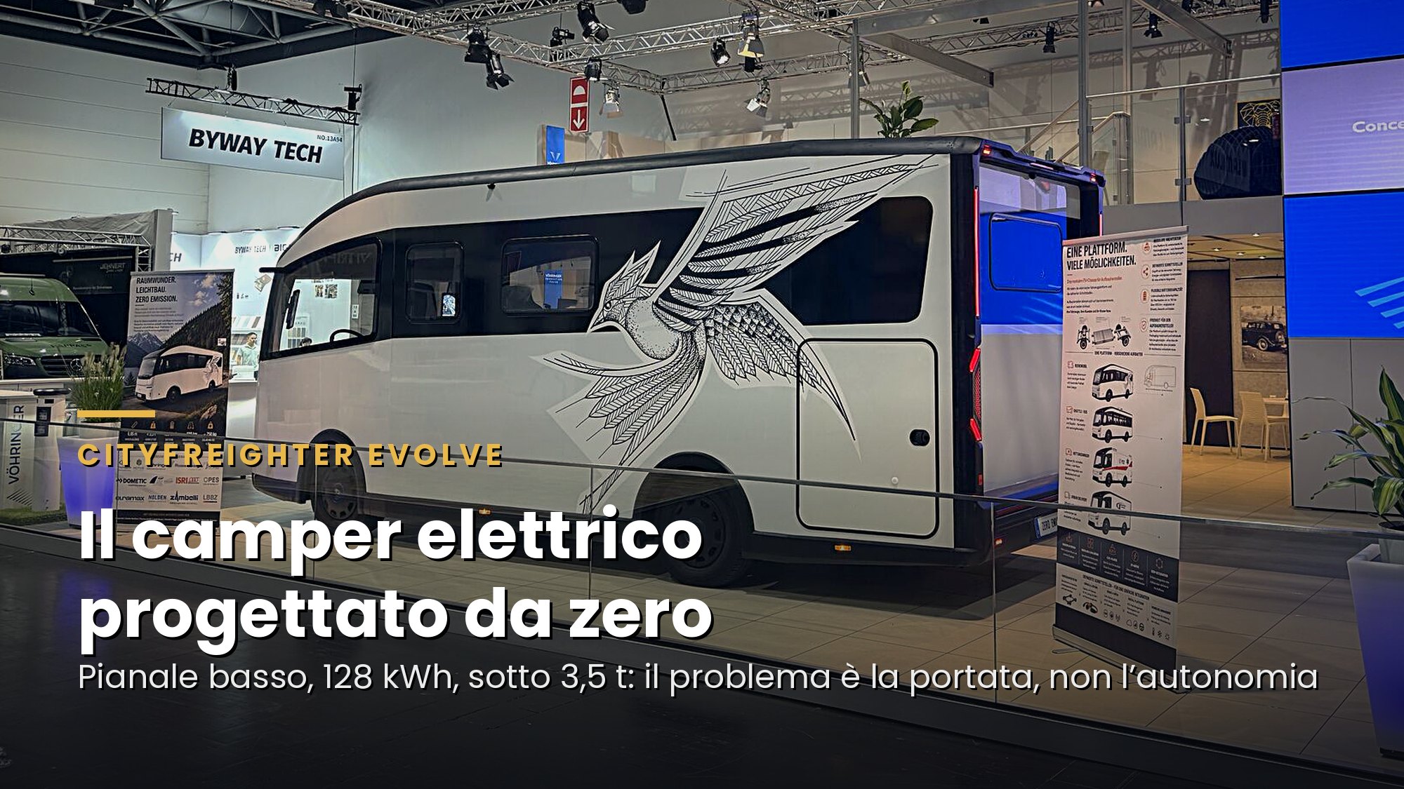 Il prototipo di camper elettrico CityFreighter EVOLVE sullo stand Vöhringer al Caravan Salon 2026, con il titolo "Il camper elettrico progettato da zero"