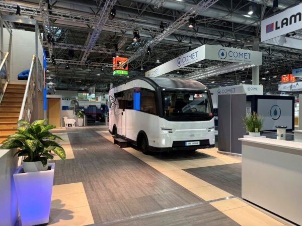 Frontale del CityFreighter EVOLVE allo stand Vöhringer del Caravan Salon 2026