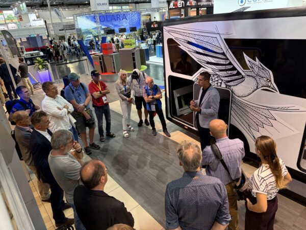 Il CityFreighter EVOLVE allo stand Vöhringer, visto dalla coda, con la grafica dell'ala sulla fiancata
