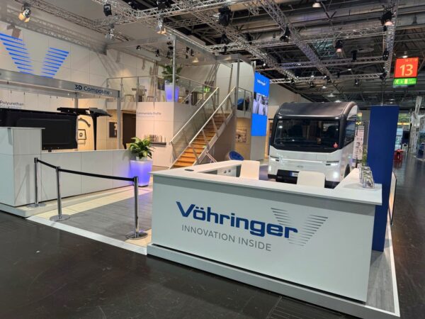 Lo stand Vöhringer al Caravan Salon 2026 con il CityFreighter EVOLVE in fondo