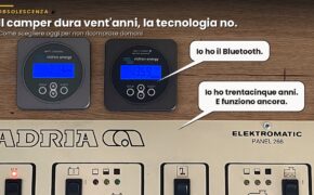 Sul nostro camper, il pannello di controllo Adria Elektromatic del 1991 con sopra due strumenti Victron di oggi, e due nuvolette: "Io ho il Bluetooth" e "Io ho trentacinque anni. E funziono ancora"