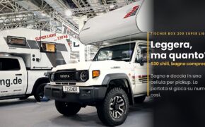 Stand Tischer al Caravan Salon 2026: la cellula per pickup Box 200 Super Light sul RAM e una Toyota Land Cruiser con cellula Tischer, con il titolo "Leggera, ma quanto?"