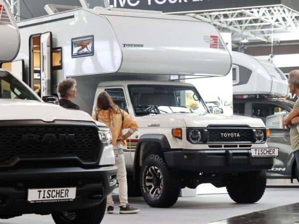 Lo stand Tischer al Caravan Salon 2026: in primo piano il RAM, dietro la Toyota Land Cruiser, entrambi con cellula Tischer.