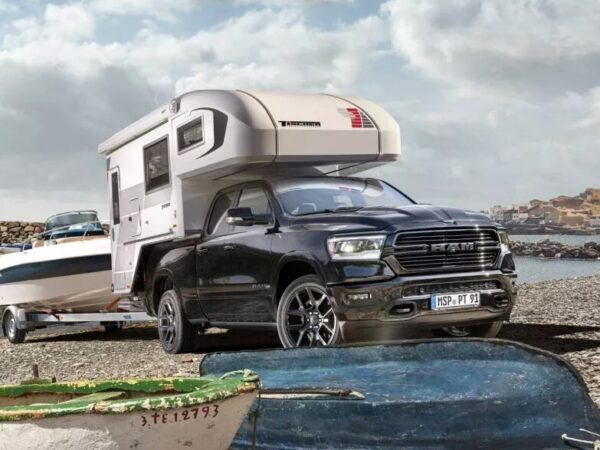 Cellula Tischer su RAM 1500 con la barca al traino: il gancio resta libero e il pickup continua a fare il pickup.