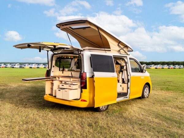 Ventje T7 versione corta giallo e bianco con tetto sollevato e portellone aperto su un prato